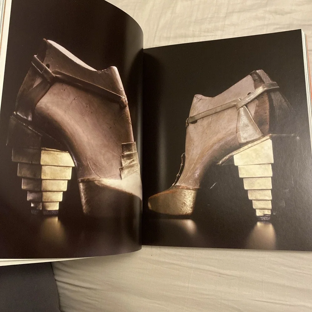 THE AMAZING SHOEMAKER:FAIRY TALES&LEGENDS ABOUT SHOES Stefania Ricci S.Ferragamo